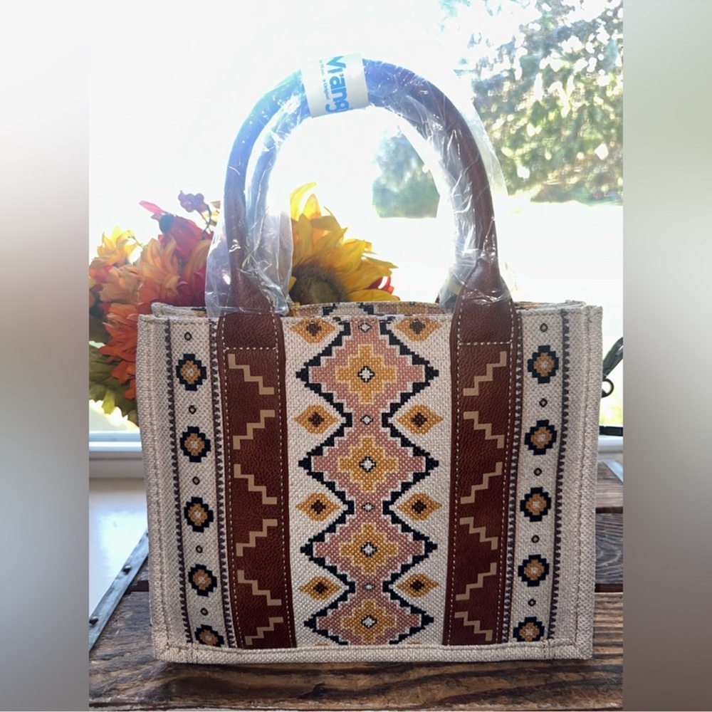 NWT! Wrangler Cream Aztec/Southwestern
Tote Handbag, Crossbody and Storage Bag - Picture 7 of 12
